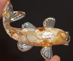 Deko Heilstein L-8773–Goldfisch Harz Howlith-farbig Fengshui