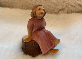 Huggler Brienz, sitzendes Mädchen, Krippenfigur, Holz