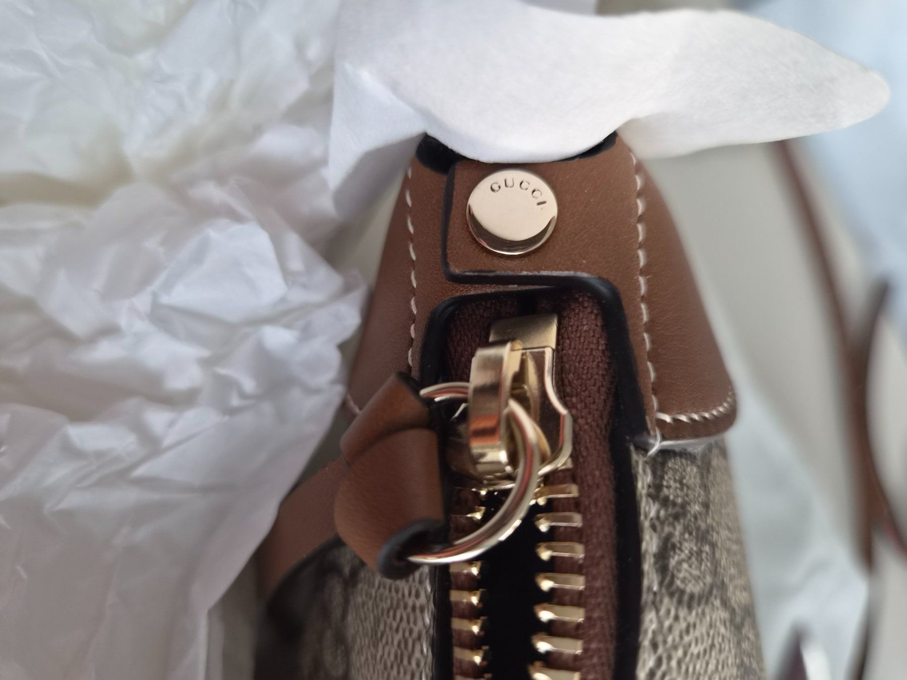 Gucci Borse da donna: New !  Gucci Emblem Shoulder Bag – Nuovo e nell'imballaggio originale da Oberrohrdorf venduto da RosePourpre 4