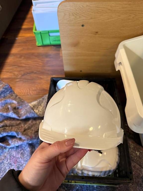Abiti antichi: Helm – Usato da Interlaken venduto da raphael26 1