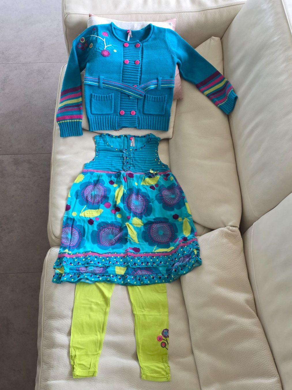 Lotti & Set di vestiti: Ensemble 3 pièces turquoise imprimé fleuri & legging – Usato da Onnens VD venduto da Bleuet06