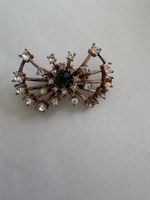 Vintage Brosche mit Strasssteinen und grünen Akzenten. 54
