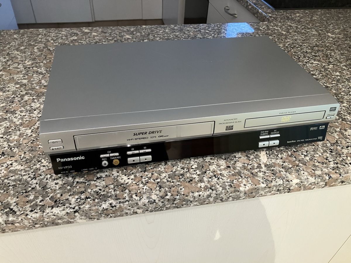 Panasonic Aufnahmegeräte: VHS-DVD Kombigerät Panasonic – Gebraucht aus Reichenburg von mediaservice-march