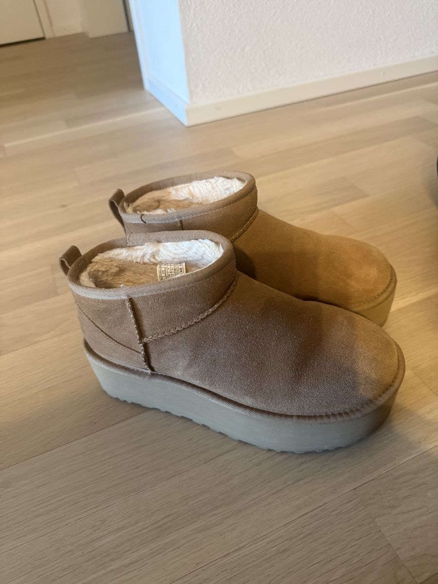 Ugg Scarpe da donna: Mini Uggs Plateau Grösse 39 – Usato da Konolfingen venduto da chl_my55