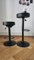 Deux fauteuils de bar, siège en cuir