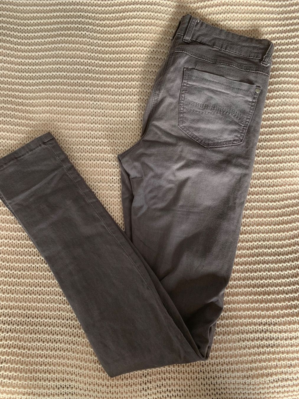 Pantaloni: Pantalon slim taille basse gris – Usato da Montreux venduto da iizaa811 3