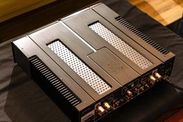 High-End-Verstärker (dual-mono, 2x 330W RMS, DAC aufrüstbar)