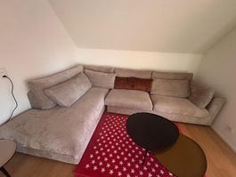 Ecksofa in Beige mit Kissen gebraucht in sehr gutem Zustand