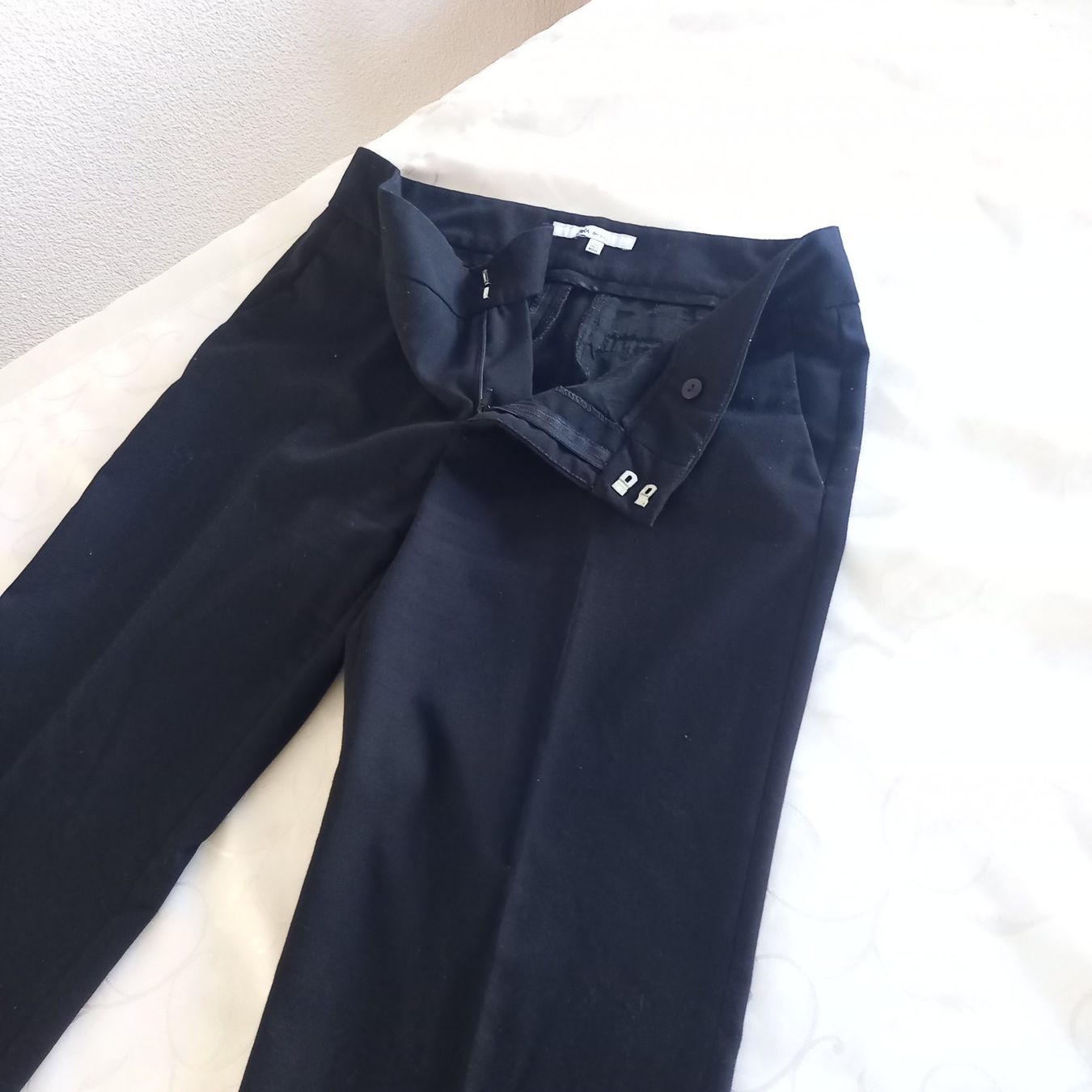 Zara Pantaloni: schwarze Bundfaltenhose von Zara Basic Gr.42 – Usato da Brüttisellen venduto da kikaninchen79 1