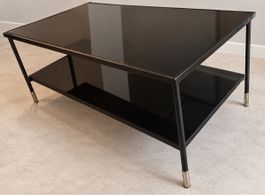 Schwarzer Couchtisch aus Glas mit zusätzlicher Ablage / Ikea