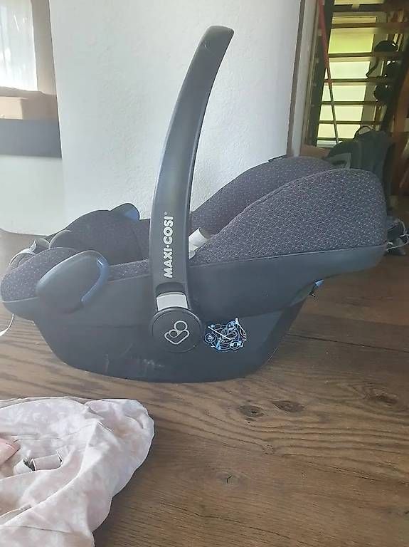 Auto-Kindersitze: Maxi Cosi Pebble – Gebraucht aus Rüti ZH von Kamp