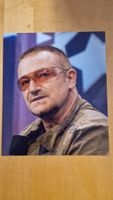 Bono, U2 (P. D. Hewsen), Original Autogramm auf Foto farbig