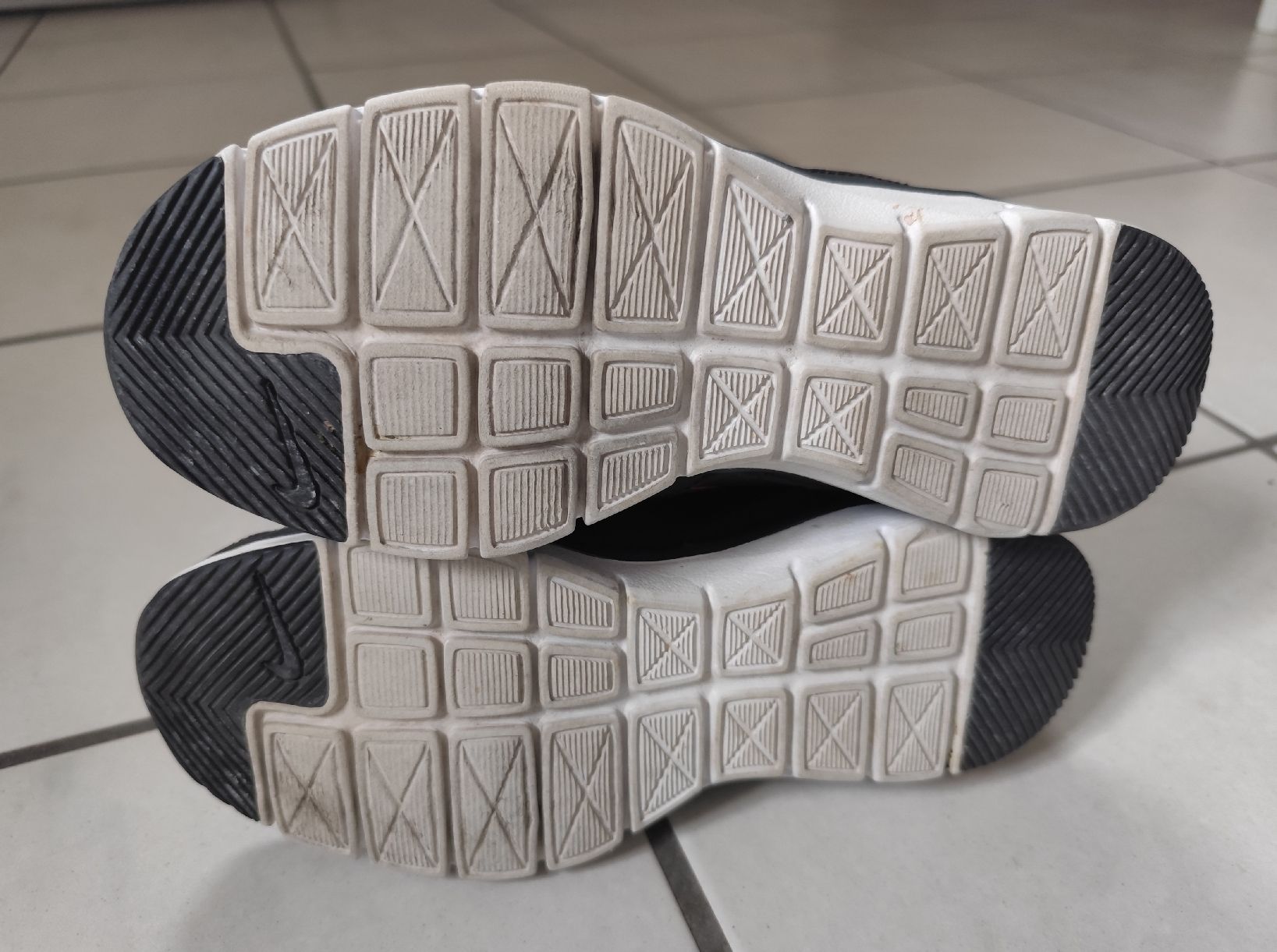 Nike Scarpe da donna: Nike Turnschuhe Gr. 37.5 – Usato da Hütten venduto da blacktea 5