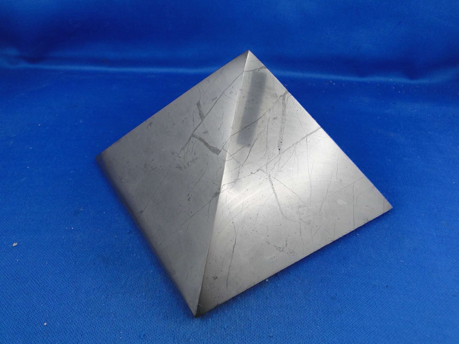 Minerali & Pietre curative: Shungit-Pyramide mit Uhr – Usato da Schinznach Bad venduto da Demerald 3