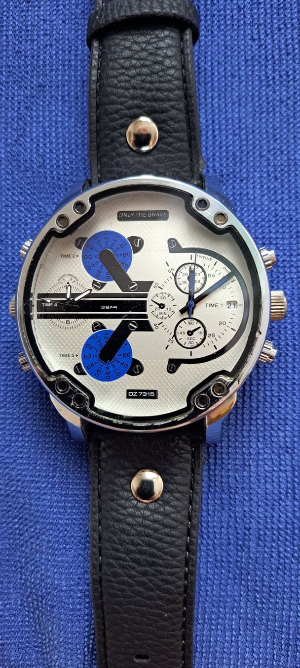 Uhren: XXL- Mode-Uhr / 2 Zeitzonen – Gebraucht aus Oftringen von Second-Hand-Uhren