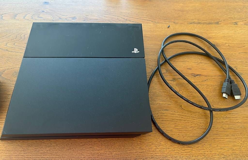 Sony Console: PlayStation 4 Sony – Usato da Pfaffhausen venduto da justinehubert