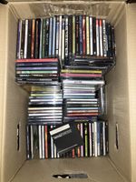 Kiste voll CDs: vor allem 90er/ 2000er Grunge, Metal etc