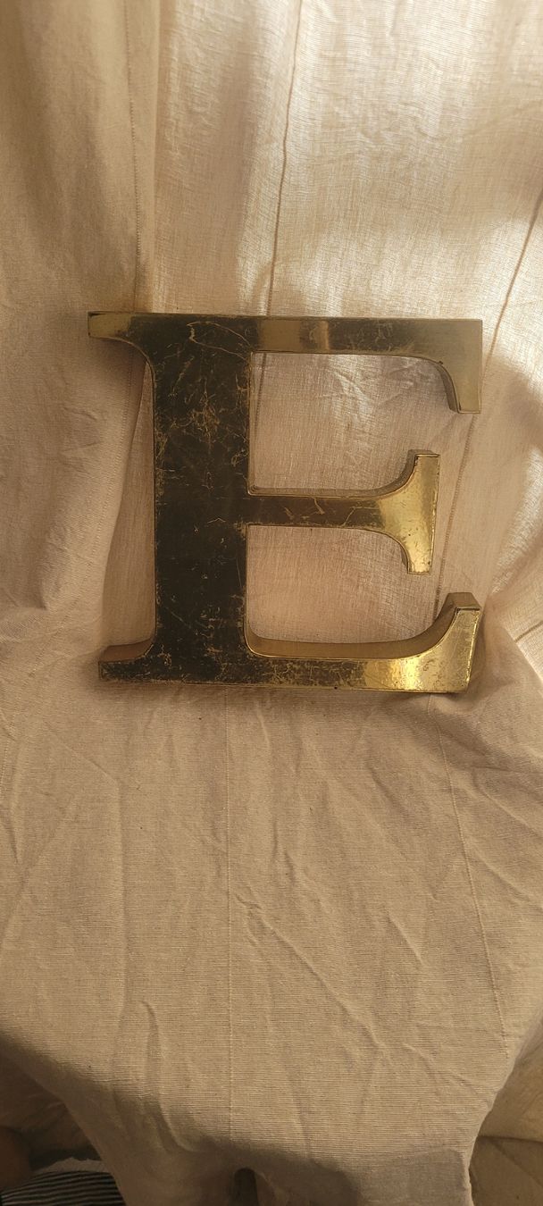 Tutte le decorazioni: Lettre décorative "E" dorée, publicitaire.  Ancienne – Usato da Vevey venduto da lba_dd82