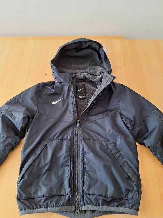 Nike Giacche & Cappotti: Nike Übergangsjacke Grösse 128-137 cm – Usato da Schinznach-Dorf venduto da StoepfiR