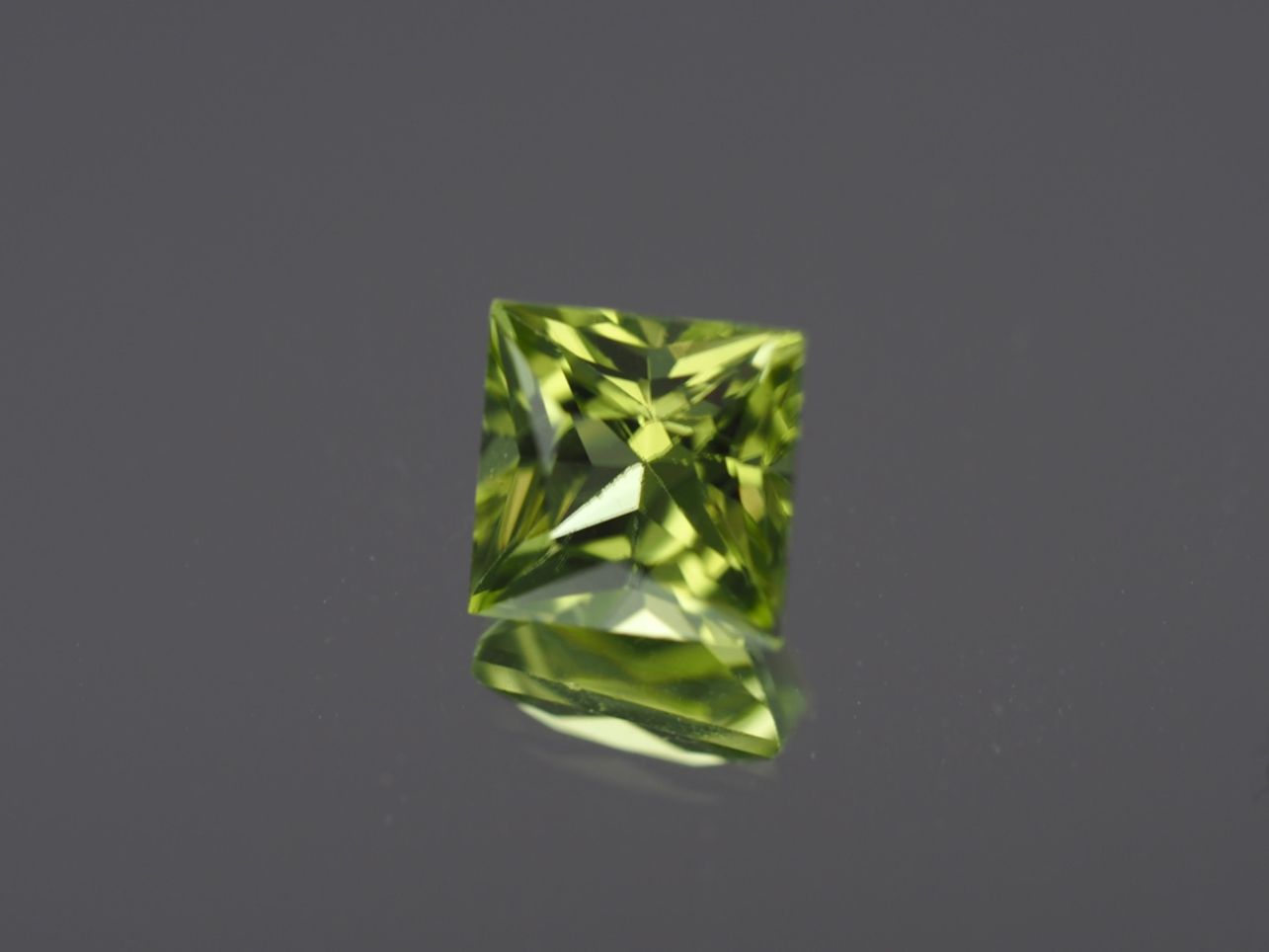Edelsteine: Beautiful Green Peridot Princess Cut - 1.19ct – Neu und originalverpackt aus Buchs SG von OTNaturalGems 1