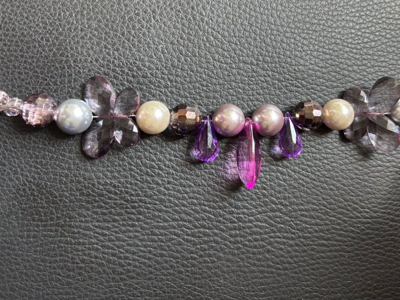 Ketten: Joli collier à papillons et perles - nacrées violettes – Gebraucht aus Peseux von Cresus27 3