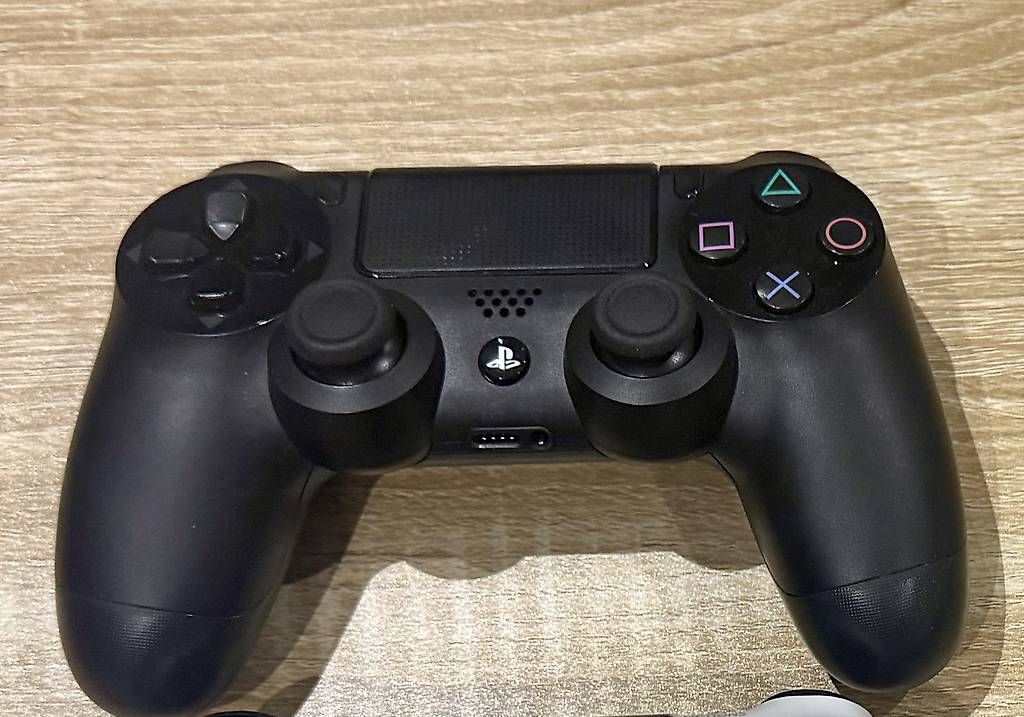 Controller: Sony PS4 DualShock 4 Controller  TOP Zustand – Gebraucht aus Witterswil von faidel