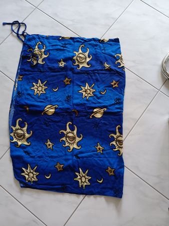 Sommerlicher Pareo, blau mit Sternen und Sonnen,