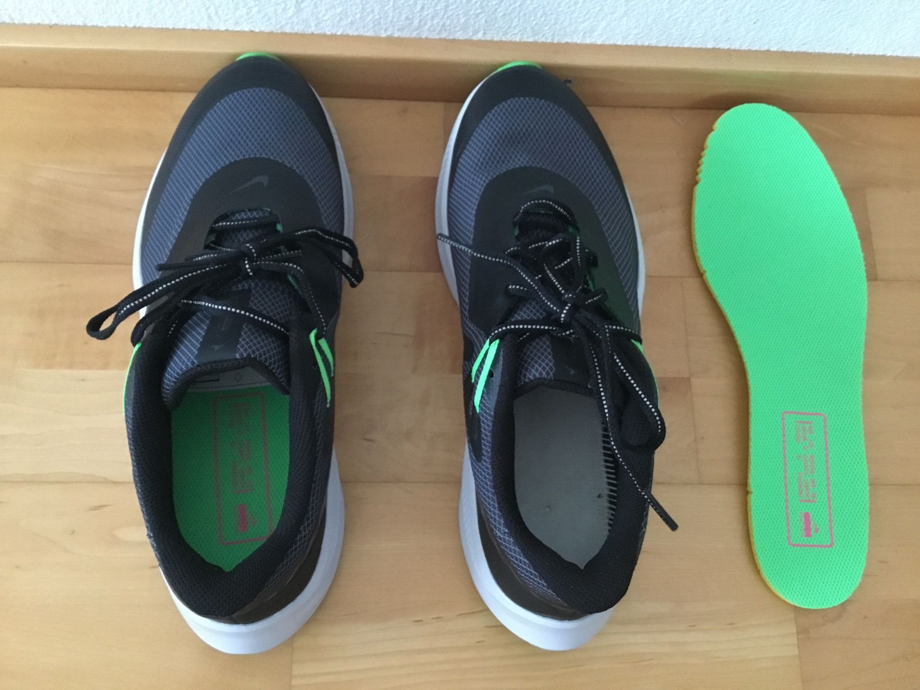 Nike Scarpe da uomo: Nike Running - Jogging Schuhe, Men, Gr. 44, neu – Nuovo e nell'imballaggio originale da Chur venduto da Jacky17 5