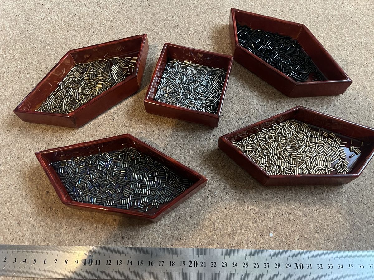 Kit bricolage: Bugle Beads Set 100g Schwarz Gold Silber Violett irisierend – Nuovo (secondo la descrizione) da Zuchwil venduto da MLV92 1