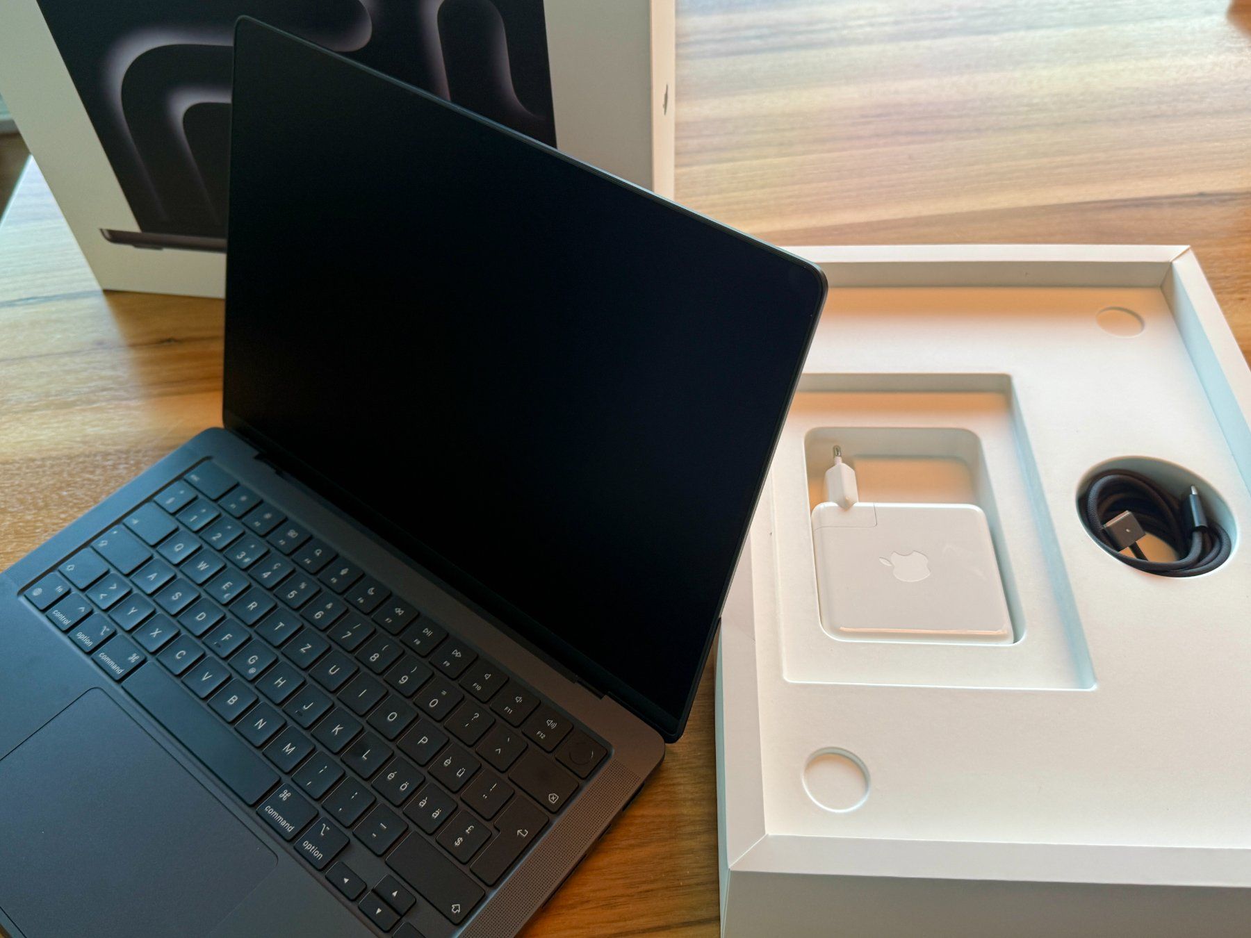 Apple Notebook: MacBook Pro M4 Core Max 14", 64GB RAM / 2TB SSD, Nano Glas – Usato da Unterseen venduto da dan_rlq2 4