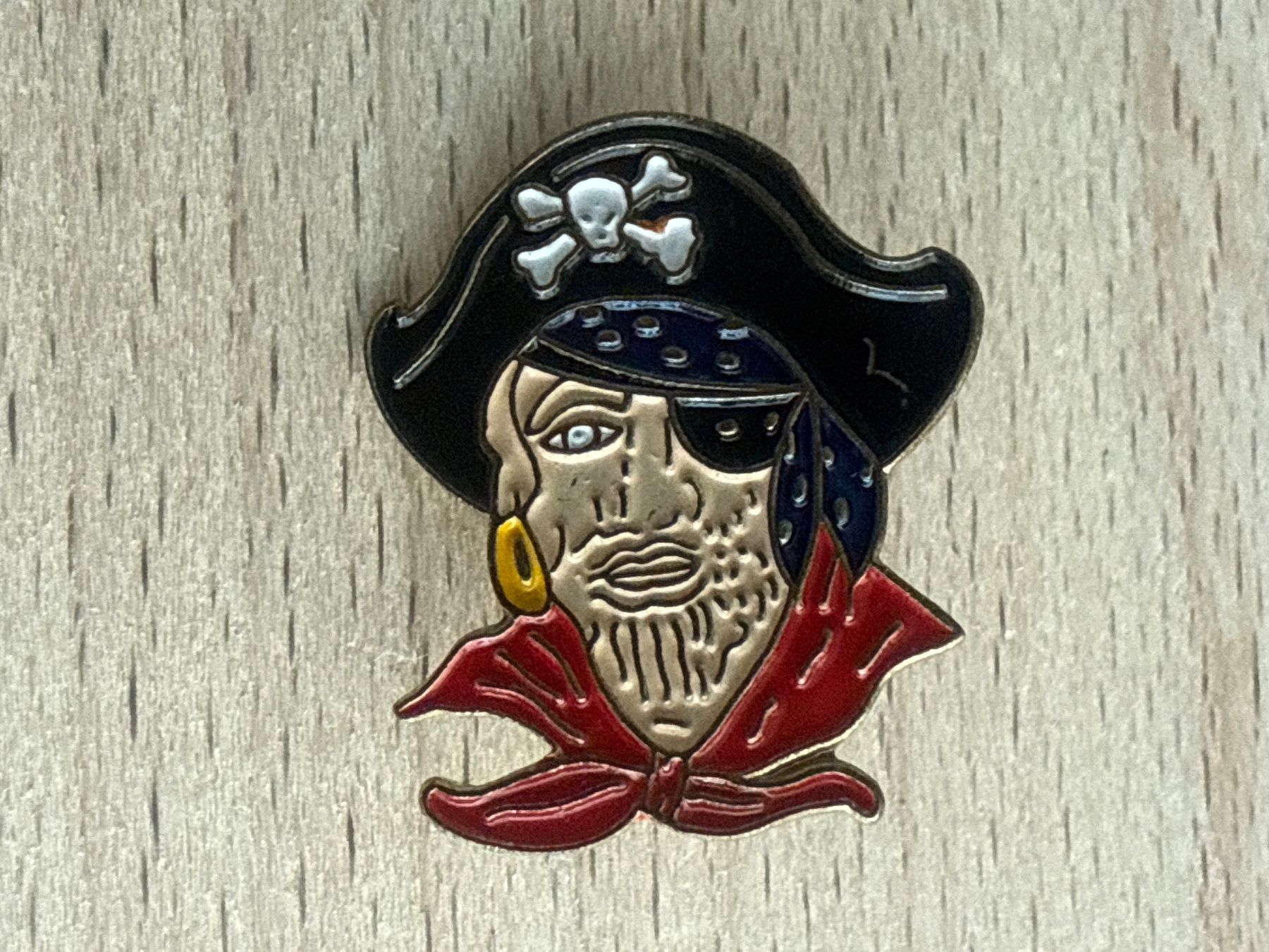 Placchette & Badge: Pin Pirat – Usato da Glattbrugg venduto da Schweigmatt