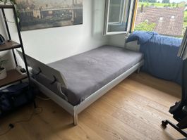 Praktisches Einzelbett mit Lattenrost, Top Zustand!