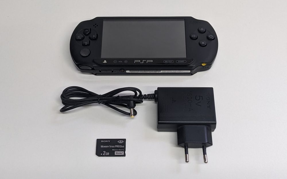 PSP Street mit Ladekabel und Memory Stick (PSPE1004) Kaufen auf Ricardo