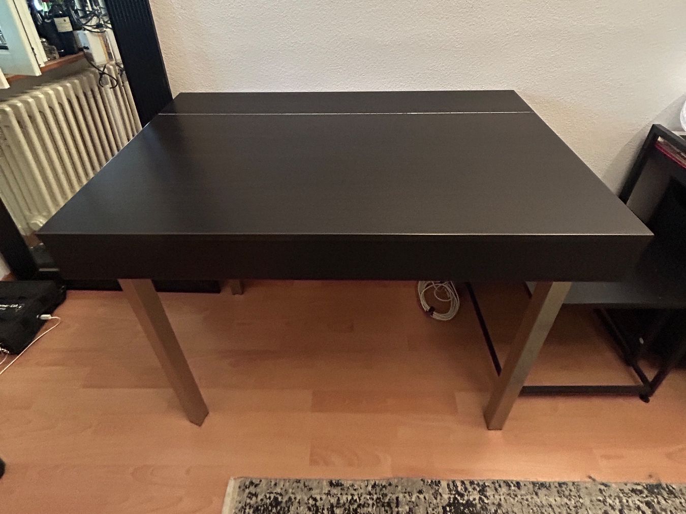 Ikea Scrivanie: Ikea Schreibtisch schwarz mit Metallbeinen – Usato da Uster venduto da tanaweide