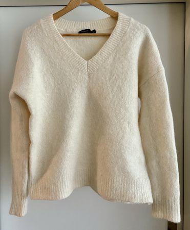 Cosy cream V-neck knit sweater - perfect for winter days
