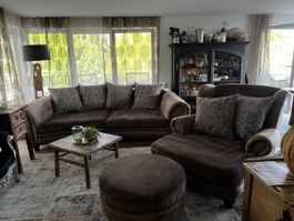 Sofa braun mit 4 Kissen und Sessel mit Hocker