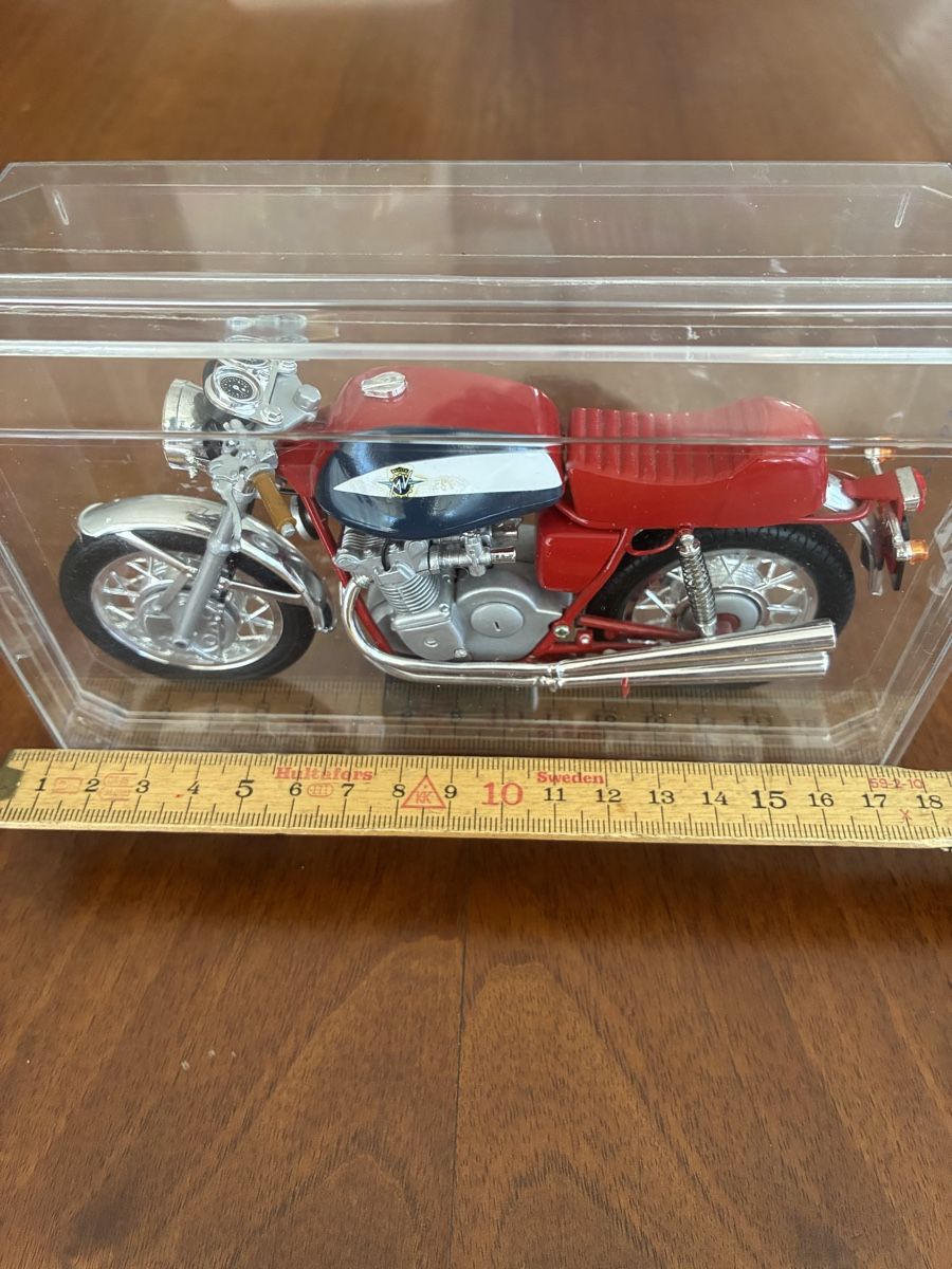 Kit di modellismo & Modellini statici: MV Augusta 750 Modellmotorrad  – Usato da Uetikon am SEE venduto da 110tiger 4