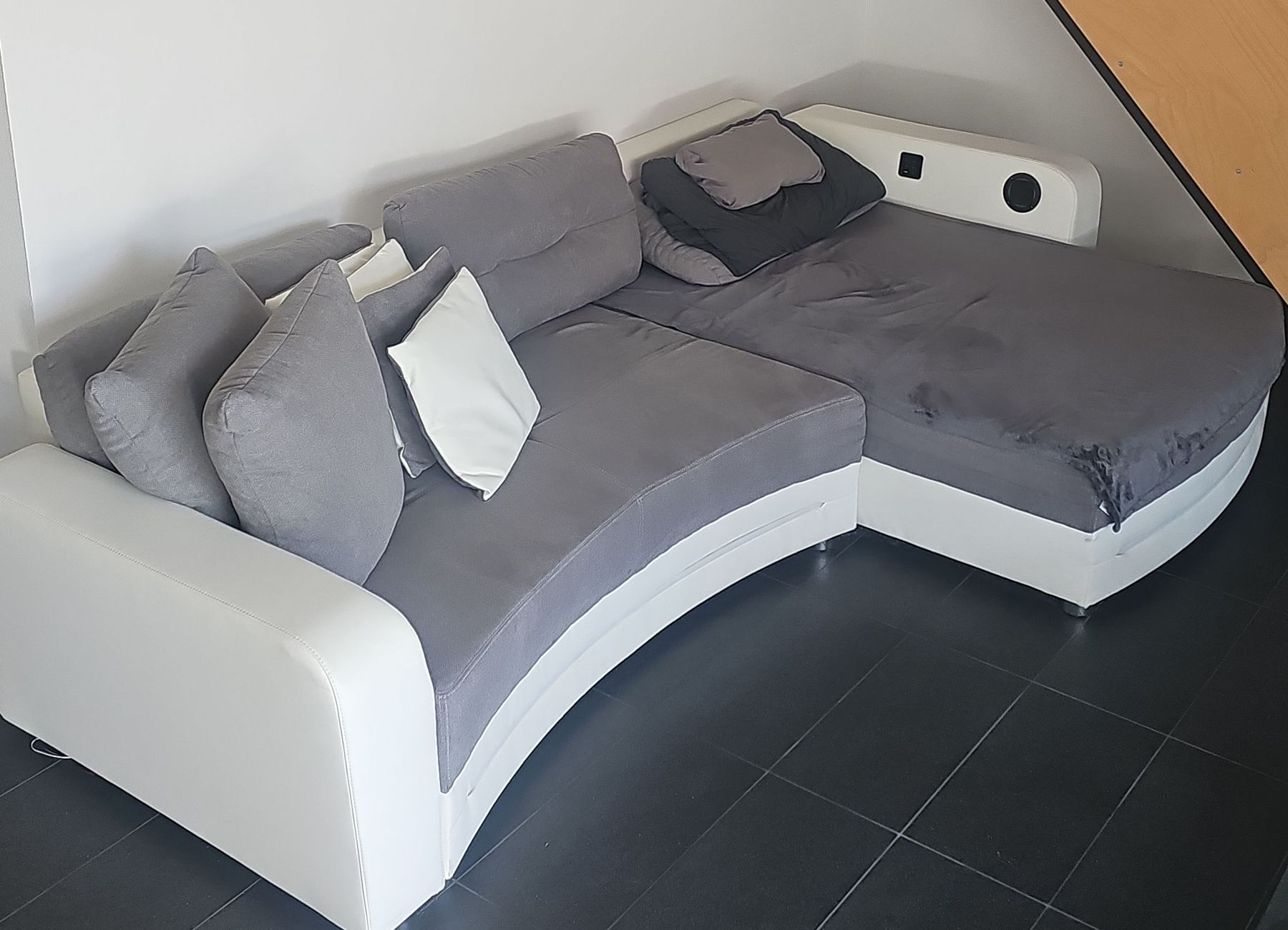 Divani: Corner Sofa grey/white used – Usato da Oberriet SG venduto da SPlayer333