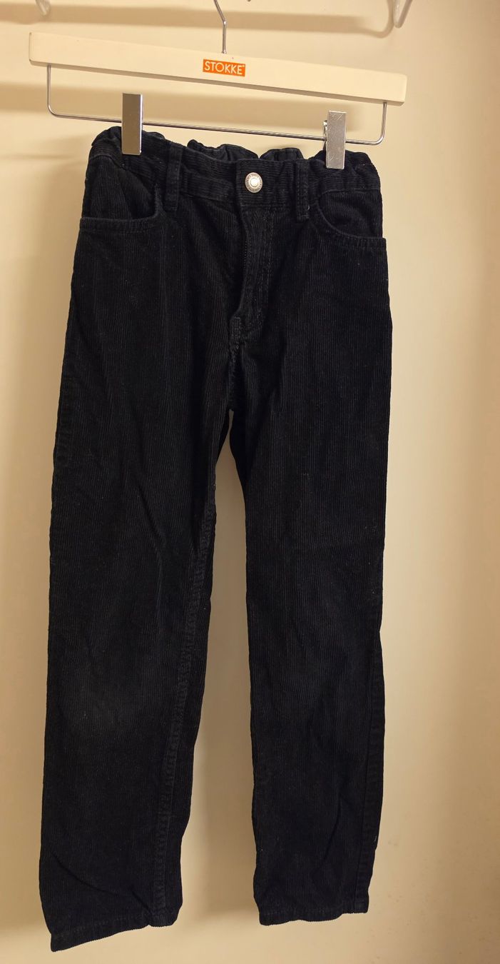 H&M Pantaloni: schwarze Cordhose Slim Fit Gr. 134 – Usato da Zürich venduto da Pemberleys
