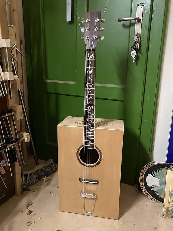 Strumenti musicali: Chitarra cassa di vino – Usato da Minusio venduto da Bolix