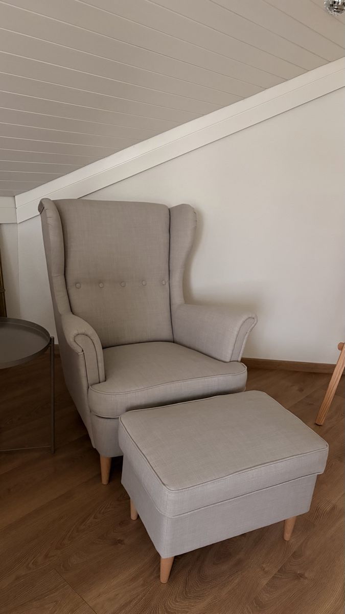 Ikea Poltrone: Ikea Ohrensessel inkl. Hocker, hellgrau – Usato da Sursee venduto da van.jan