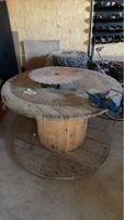 Tisch aus Kabeltrommel Holz retro