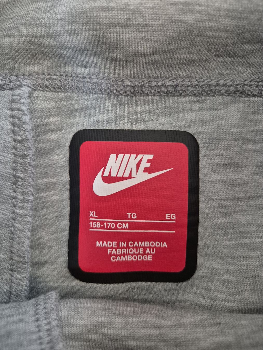 Nike Pantaloni: Nike Jogginghose grau XL Jugend – Usato da Aeugst am Albis venduto da miizli 1