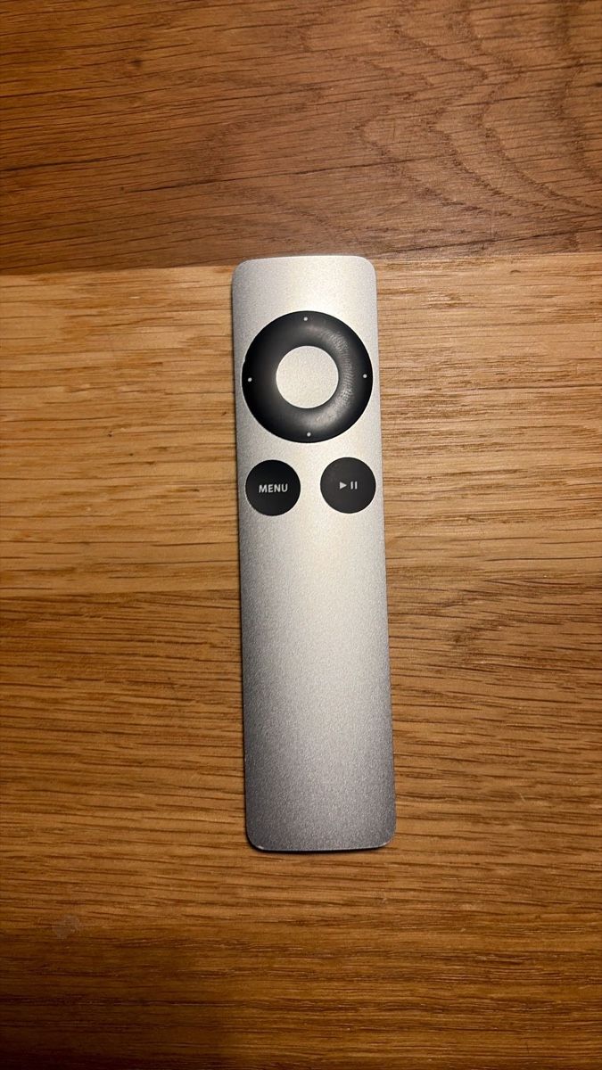Apple Fernbedienungen: Télécommande Apple 1er gen (2) – Gebraucht aus Lausanne von aur_cxg5