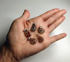 Mini pendentif écureuil (Béryl + Pierre de soleil dorée )