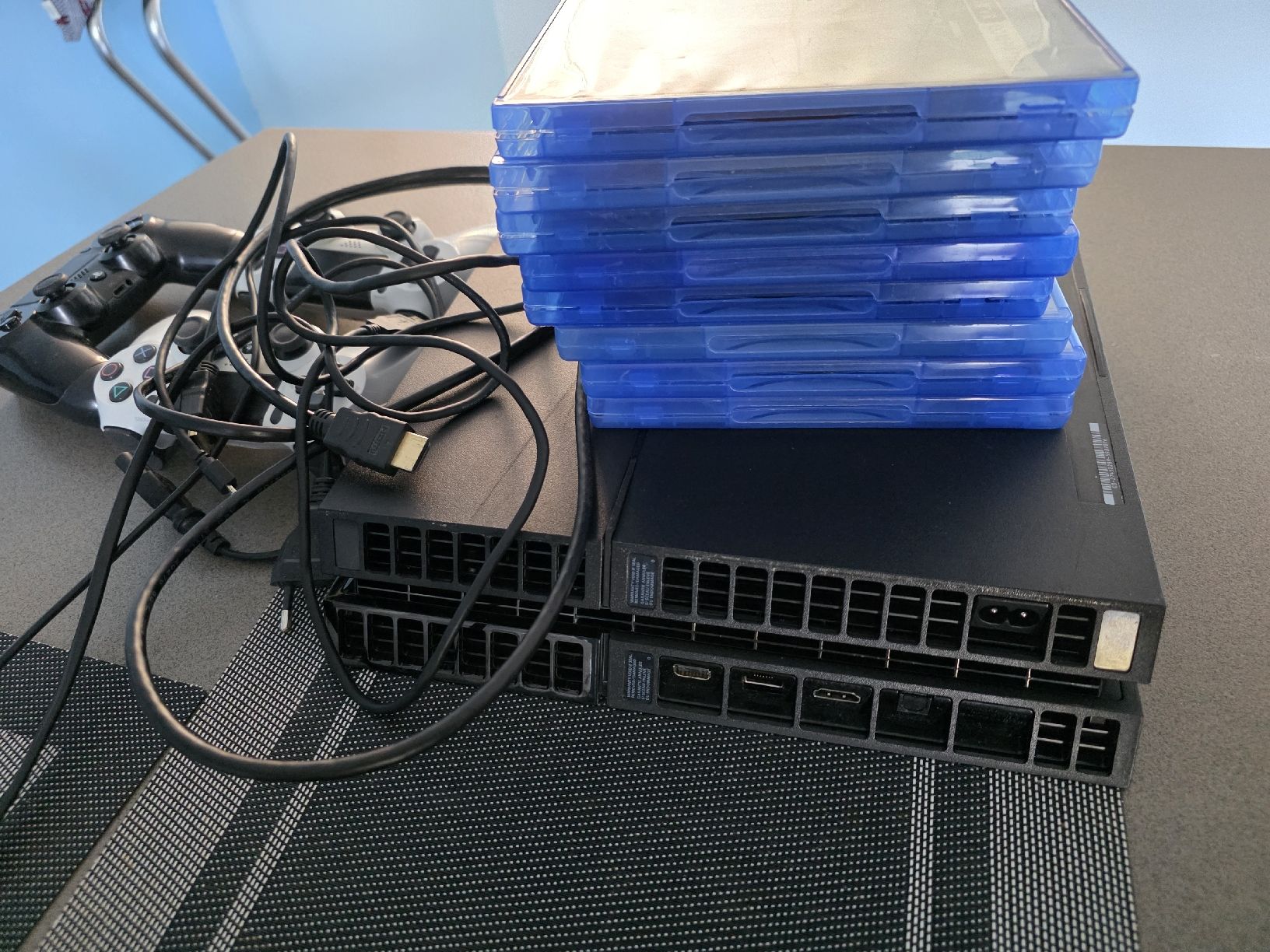 Sony Console: PlayStation 4 Slim 500GB mit 3 Controller & 7 Games! – Usato da Hasle b. Burgdorf venduto da Ranjan08 1