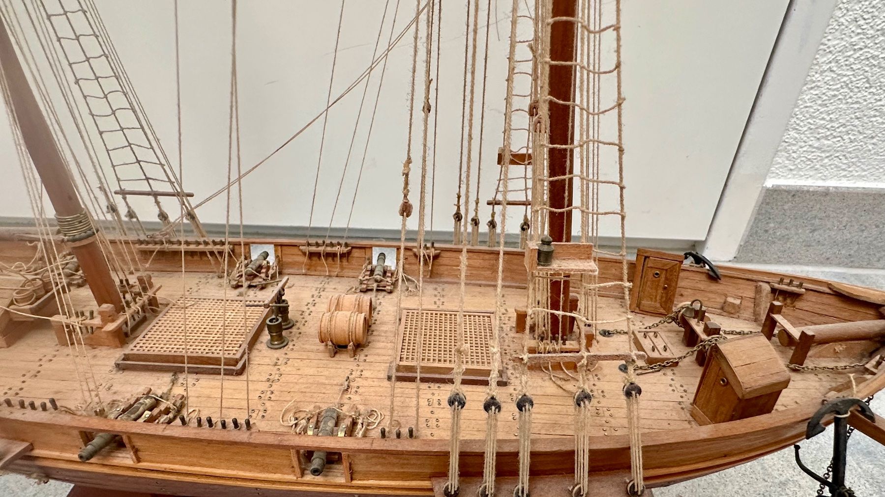 Kit di modellismo & Modellini statici: Holzschiffsmodell mit Ständer - Hingucker für Vitrine – Usato da Hedingen venduto da Banner 5