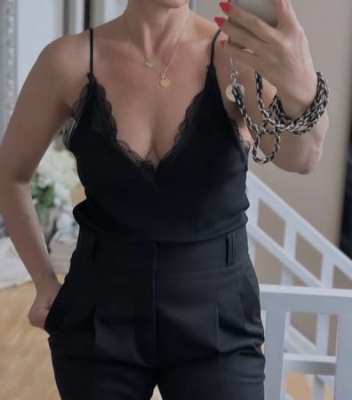 Schwarzes Top mit Spitze und Trägern Grösse S