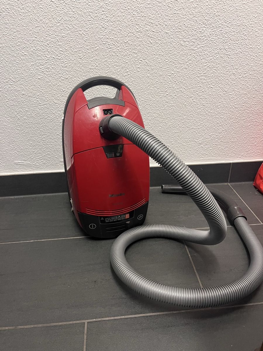 Miele Staubsauger & Zubehör: Miele Staubsauger ohne Aufsatz – Gebraucht aus Zürich von Allesmussweg-2-