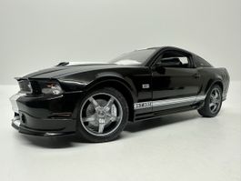 Ford Shelby GT350 1:18, schwarz-weiss, Shelby Collectibles